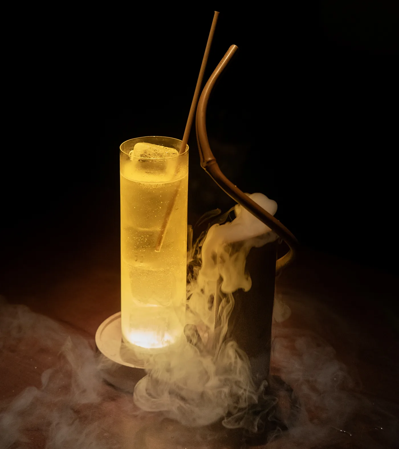 山与木象 BAR 现场制作的发光气泡鸡尾酒